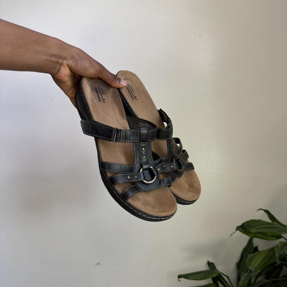 Vintage black leather sandals with straps and buckle details‎ size 10